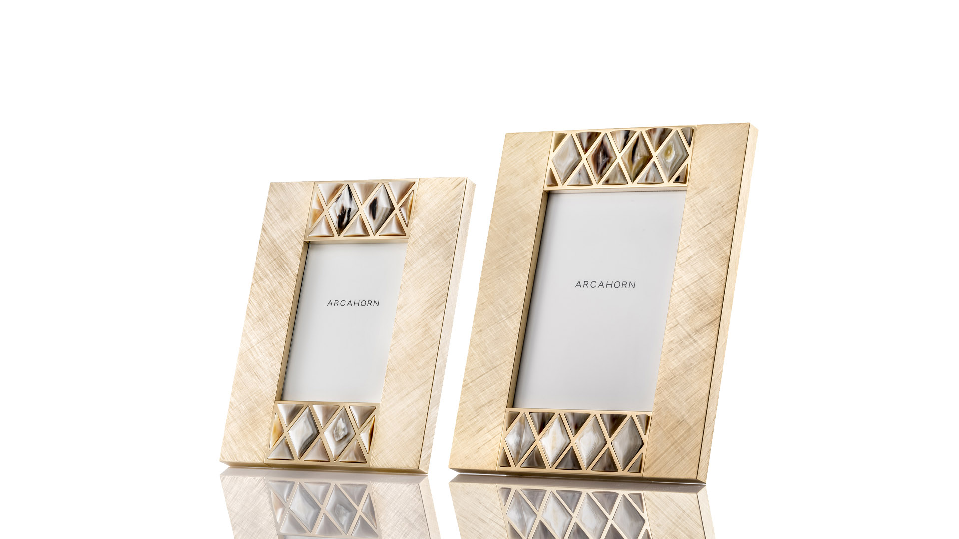 Picture frames and boxes - Dalila picture frame in horn and hand engraved 24k gold plated brass 4001, 4002 - cover - Arcahorn