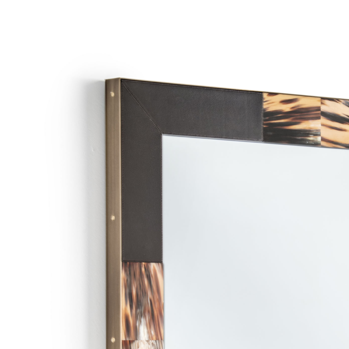 Wall mirrors - Ego wall mirror in leather, horn and burnished brass - detail - Arcahorn