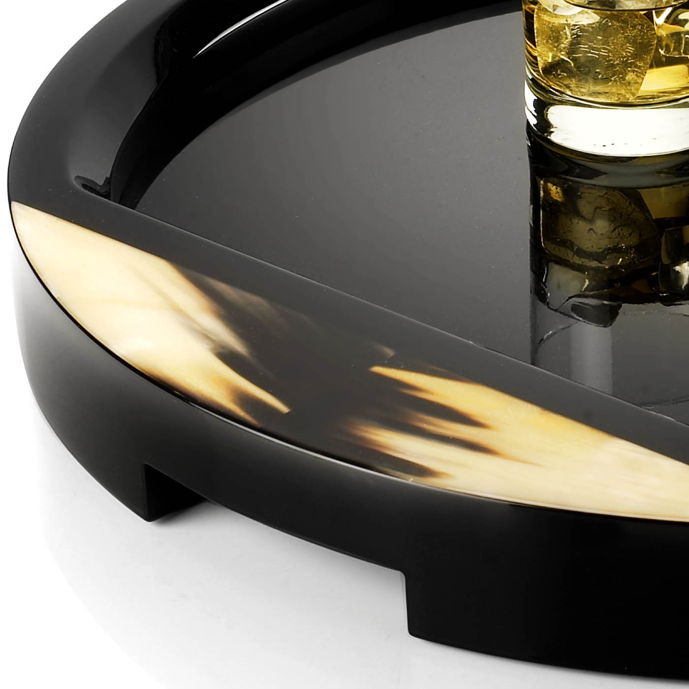 Tableware - Gillo tray in horn and glossy black lacquered wood - detail - Arcahorn