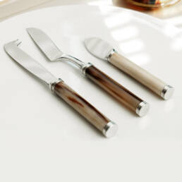 Tableware - Pule set of cheese knives in horn and stainless steel - ambiance picture - Arcahorn