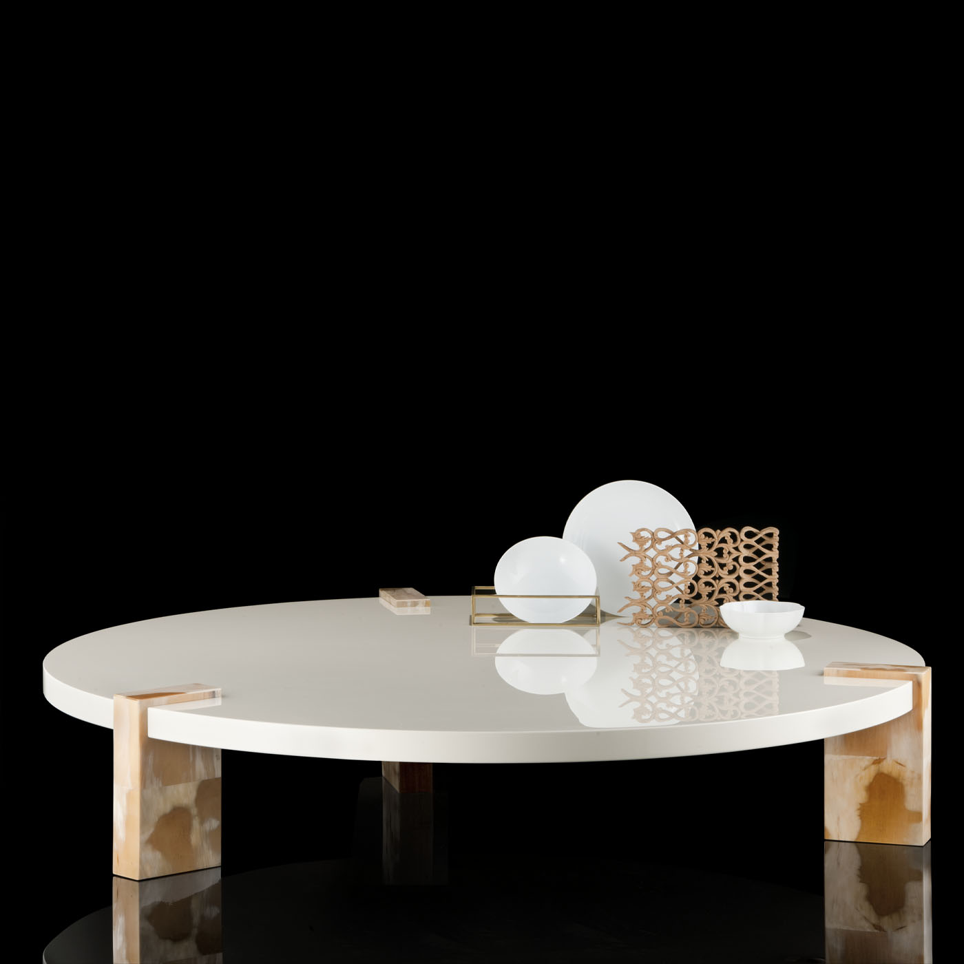 Tables and console tables - Paestum coffee table in glossy ivory lacquered wood and horn - ambiance picture - Arcahorn