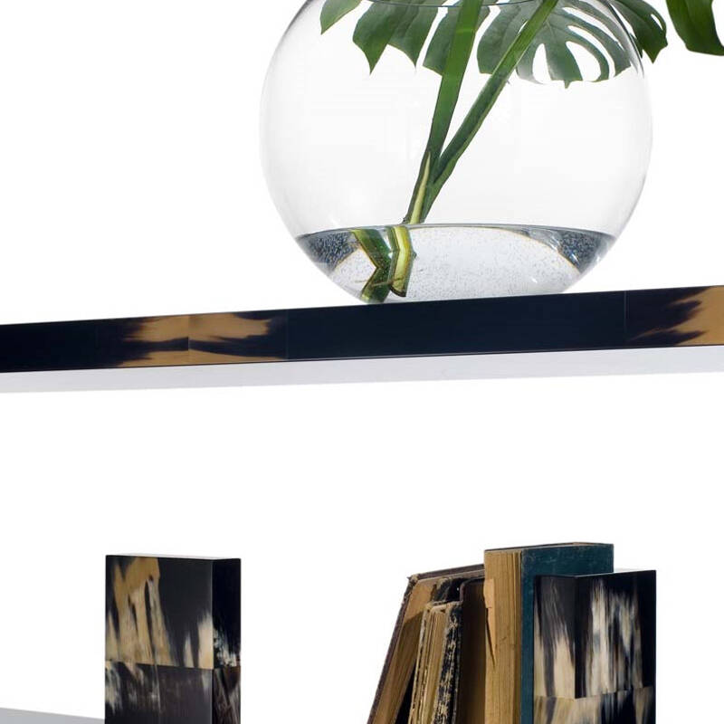 Office sets and smoking accessories - Igor set of bookends in glossy black lacquered wood and horn - ambiance picture - Arcahorn