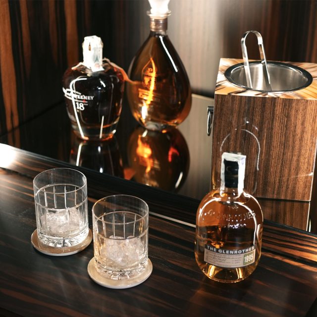 Tableware - Chelsea set of 2 round wine coasters in horn and glossy ivory lacquered wood - ambiance picture - Arcahorn