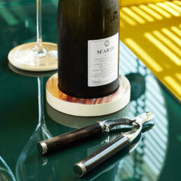 Accessori tavola - Diletta pinza champagne in corno e acciaio inox - ambientata - Arcahorn