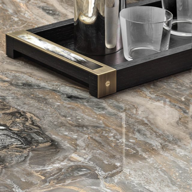 Tableware - Mida tray in horn and black oak veneer - ambiance picture - Arcahorn