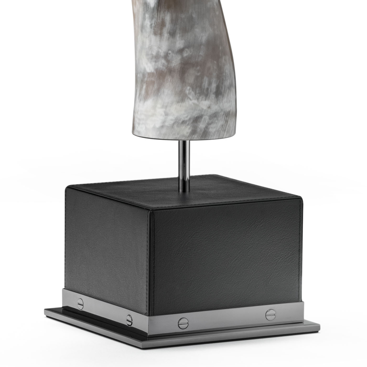 Sculptures - Andromeda sculpture in horn and black leather - detail - Arcahorn