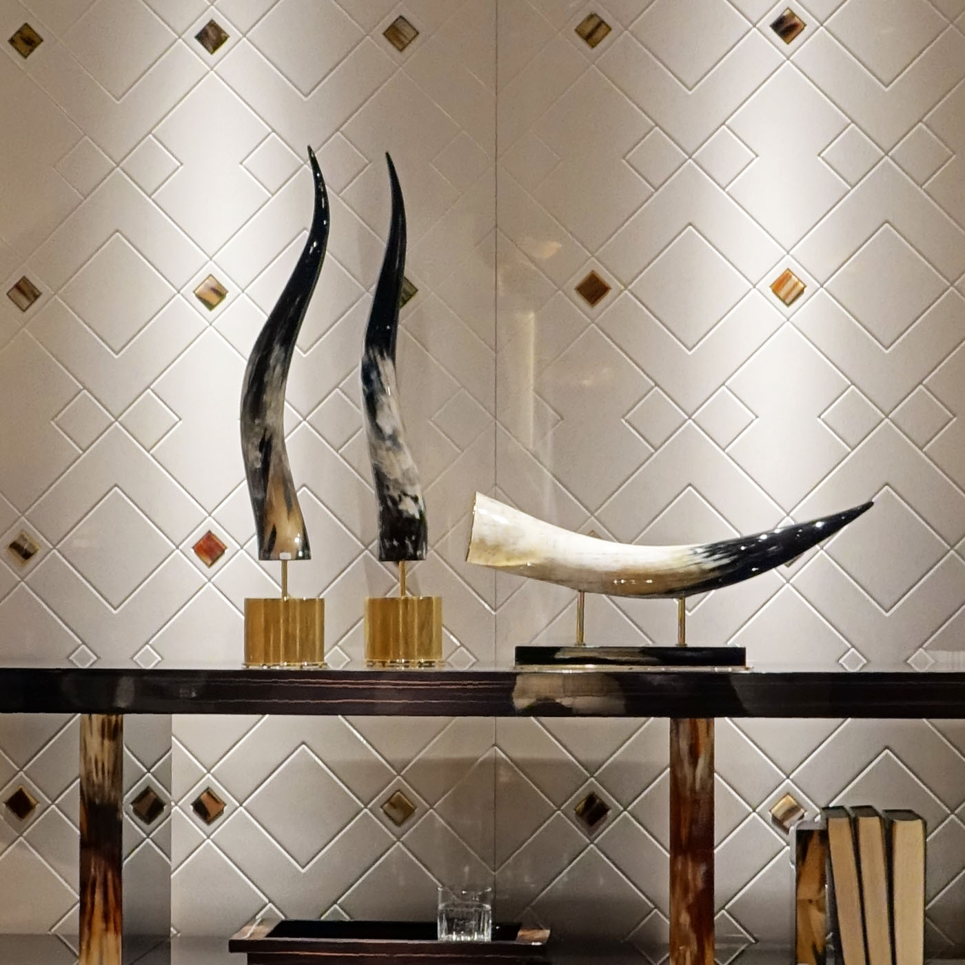 Sculptures - Cigno horizontal sculpture in horn and glossy black lacquered wood - ambiance picture - Arcahorn