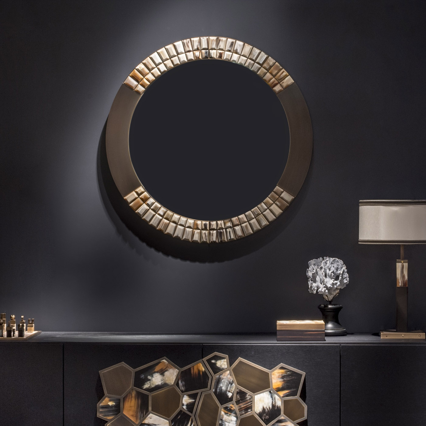 Wall mirrors - Astrid wall mirror in burnished brass and matte horn - ambiance picture 2 - Arcahorn