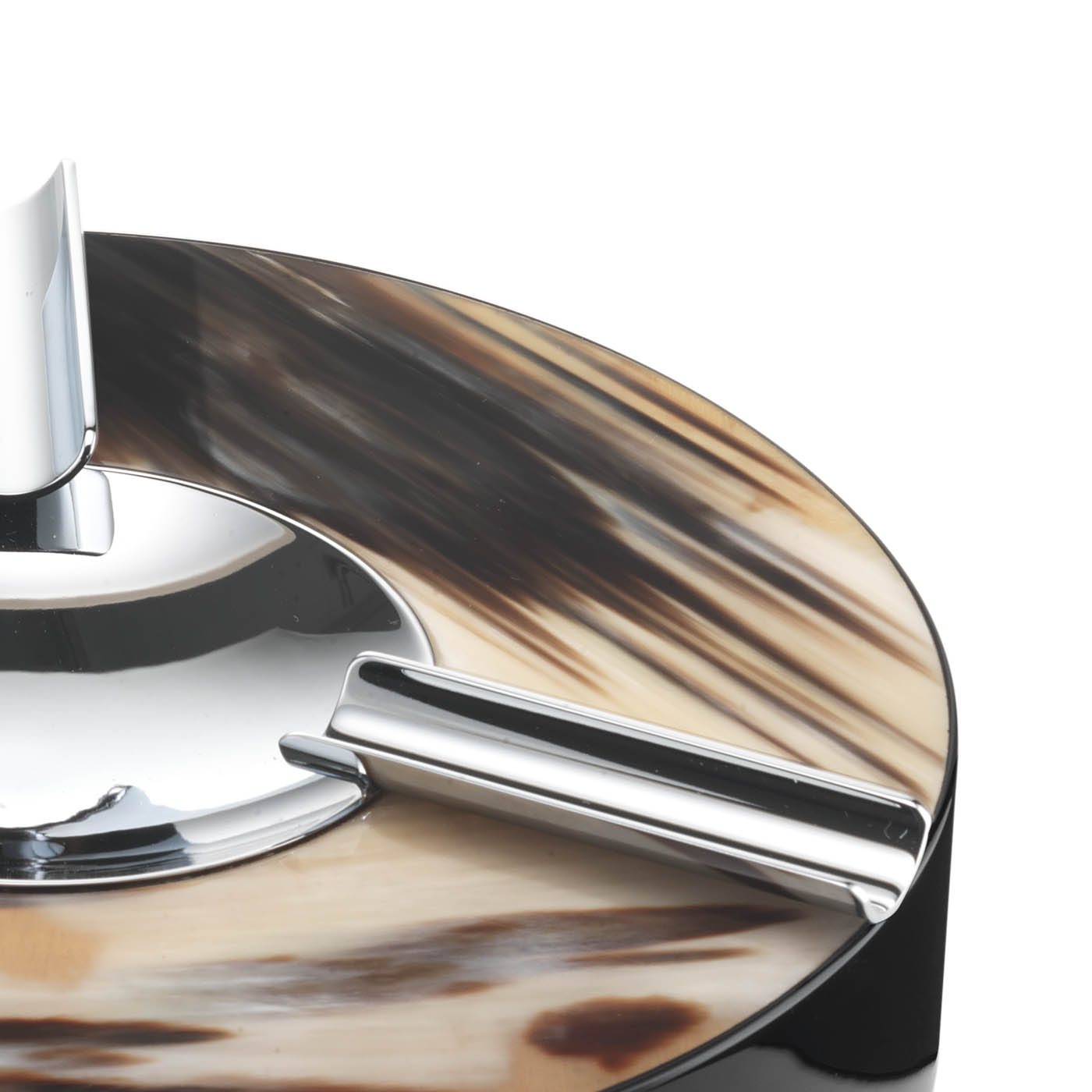 Office sets and smoking accessories - Clinio ash tray in horn and glossy black lacquered wood - detail - Arcahorn