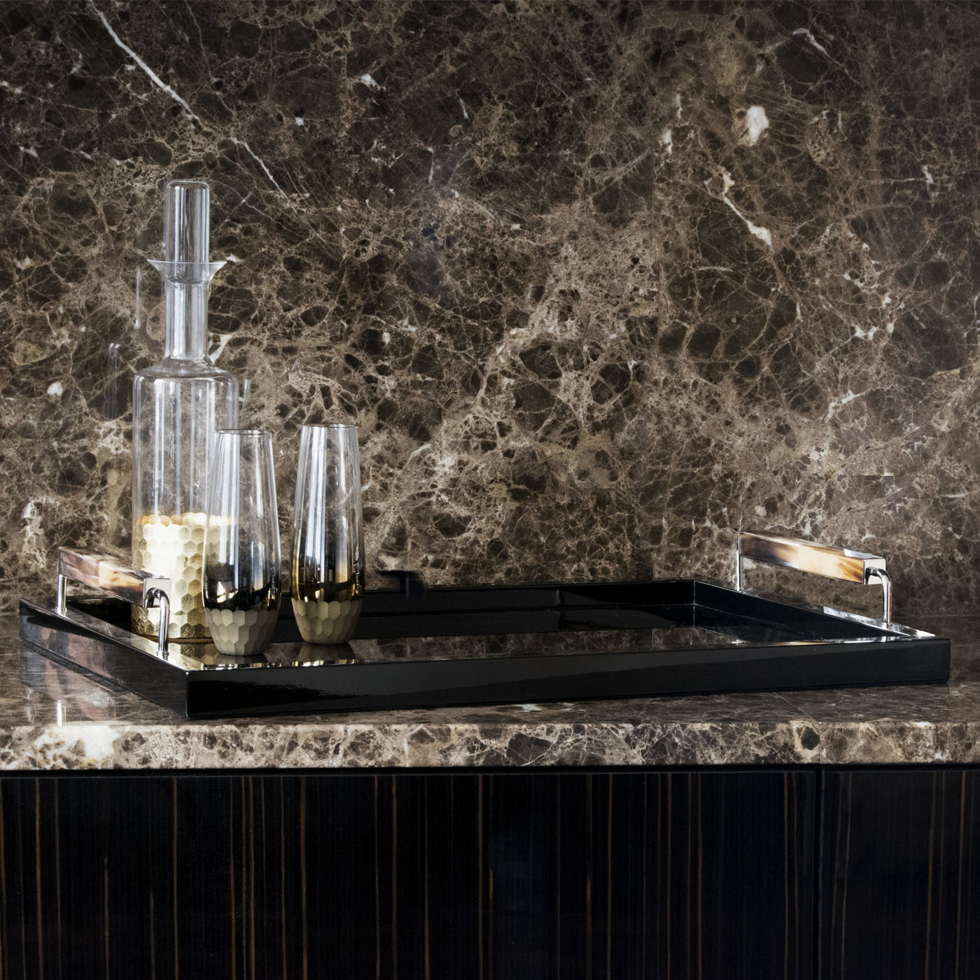 Accessori tavola - Isacco vassoio in legno laccato lucido colore nero - ambientata - Arcahorn