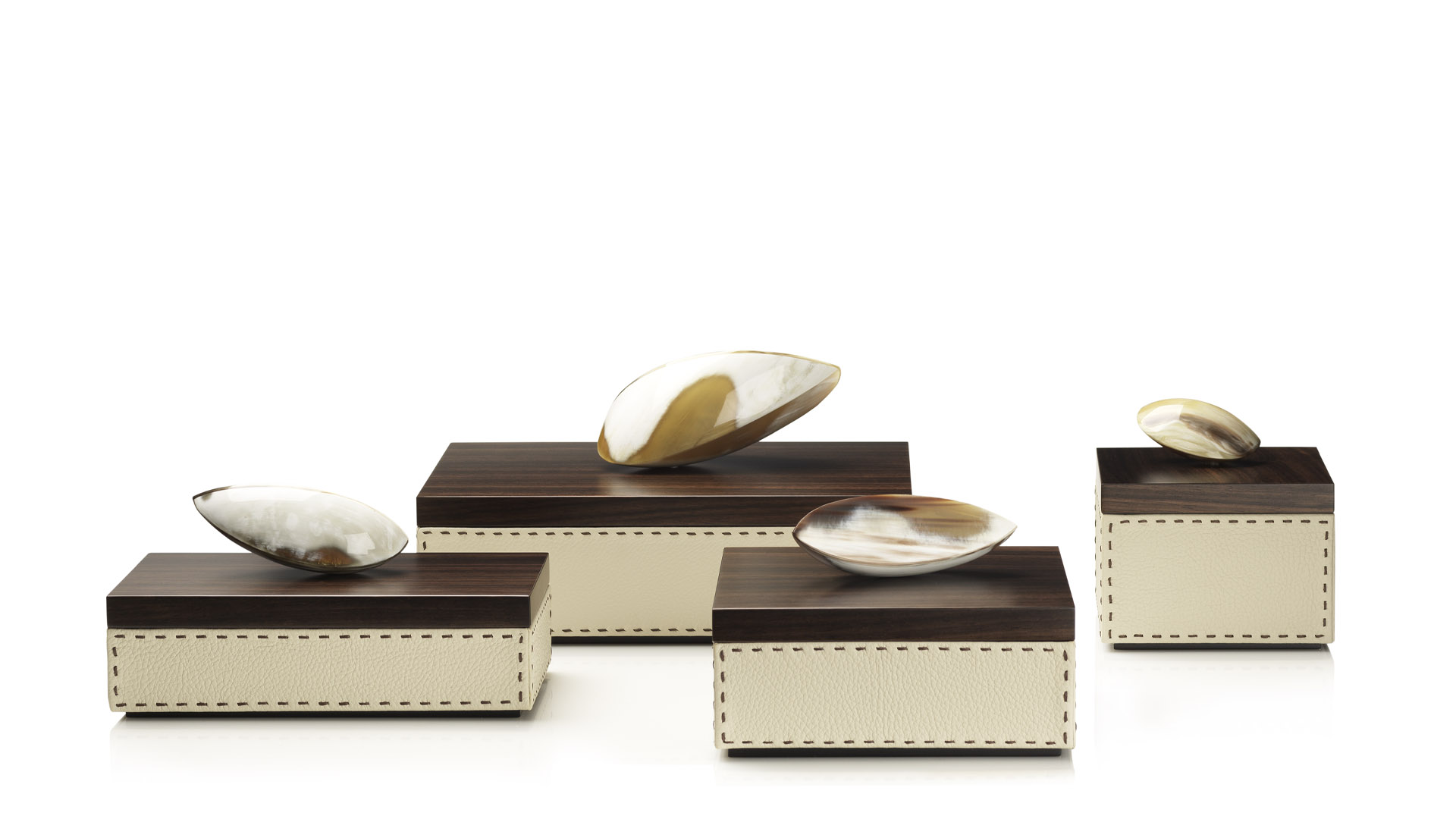Picture frames and boxes - Capricia boxes in ice cream leather, horn and Amara ebony - cover - Arcahorn