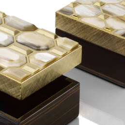 Picture frames and boxes - Isa box in horn and handengraved 24k gold plated brass - detail - Arcahorn
