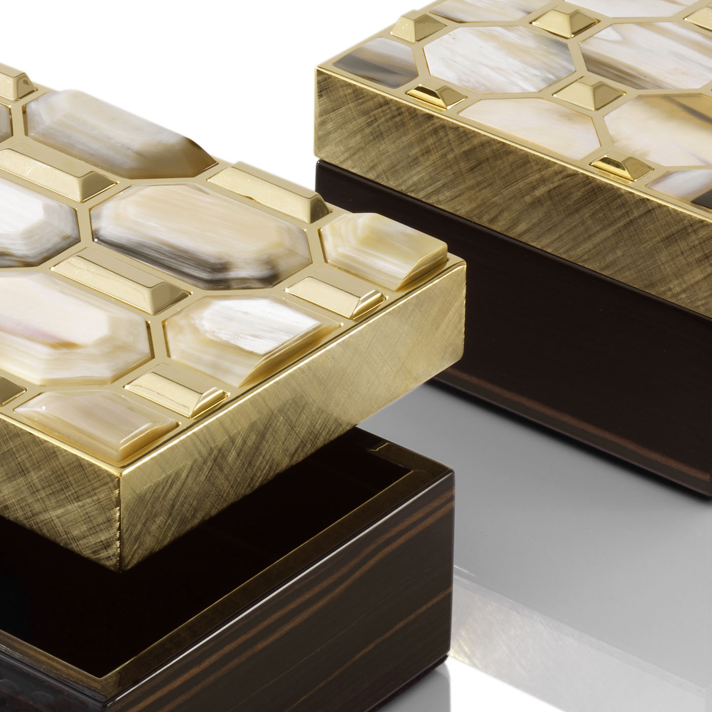 Picture frames and boxes - Isa box in horn and handengraved 24k gold plated brass - detail - Arcahorn