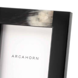Cornici e scatole - Medea Portafoto grande in corno e legno laccato lucido colore nero - dettaglio - Arcahorn