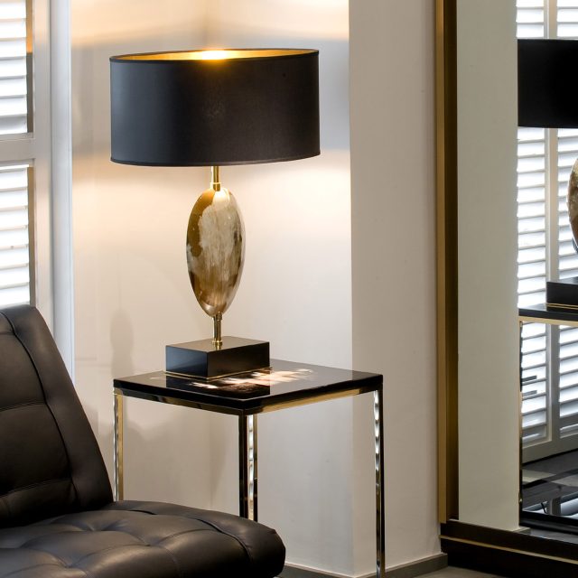 Lampade - Eclisse lampada da tavolo in corno e ottone dorato - ambientata - Arcahorn