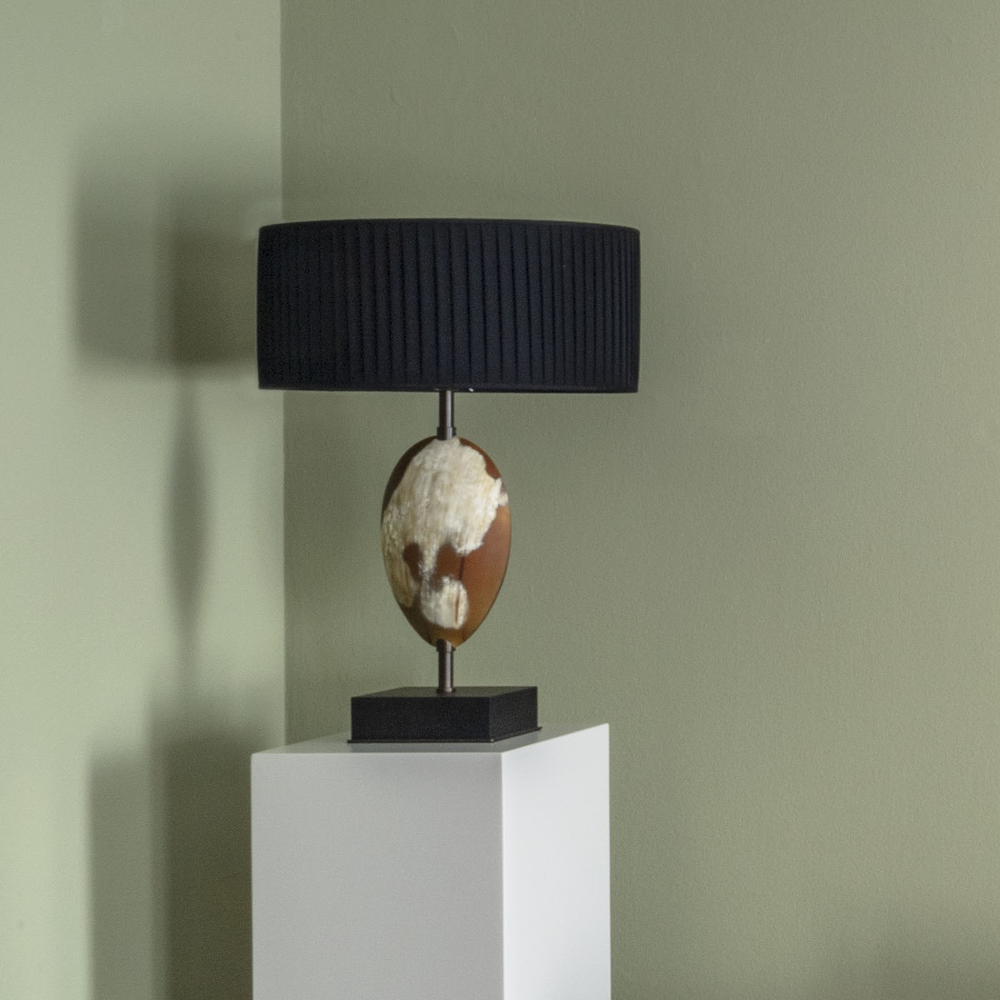 Lamps - Eclisse table lamp in matte horn and burnished brass - ambiance picture - Arcahorn