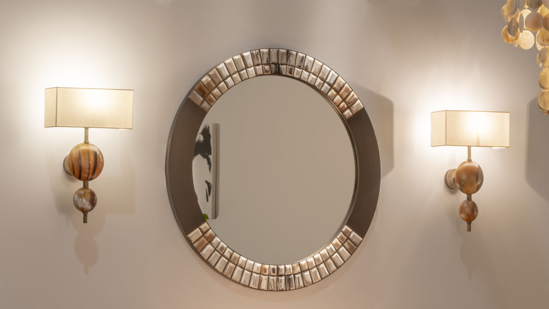 Lamps - Vittoria wall sconce in matte horn and burnished brass - cover - Arcahorn