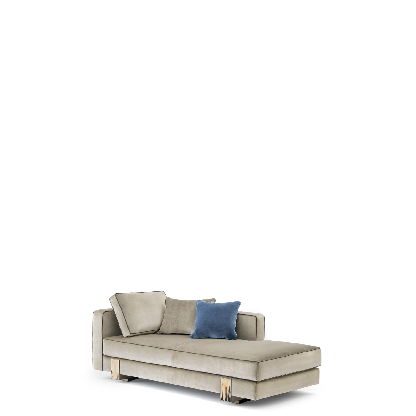 Sofas and seats - Adriano chaise longue in Lario velvet with horn details - side view - Arcahorn