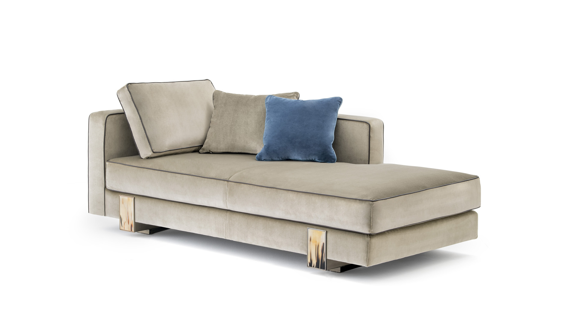 Sofas and seats - Adriano chaise longue in Lario velvet with horn details - cover - Arcahorn
