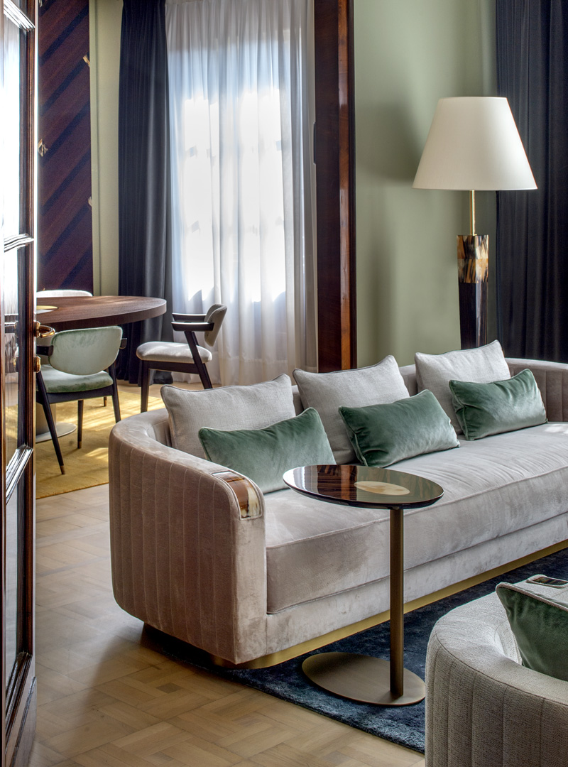 Sofas and seats - Rea sofa in Splendido velvet with horn armrests - vertical - Arcahorn