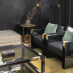 Sofas and seats - Tiberio armchair in glossy black lacquered wood and dark horn - ambiance picture - Arcahorn