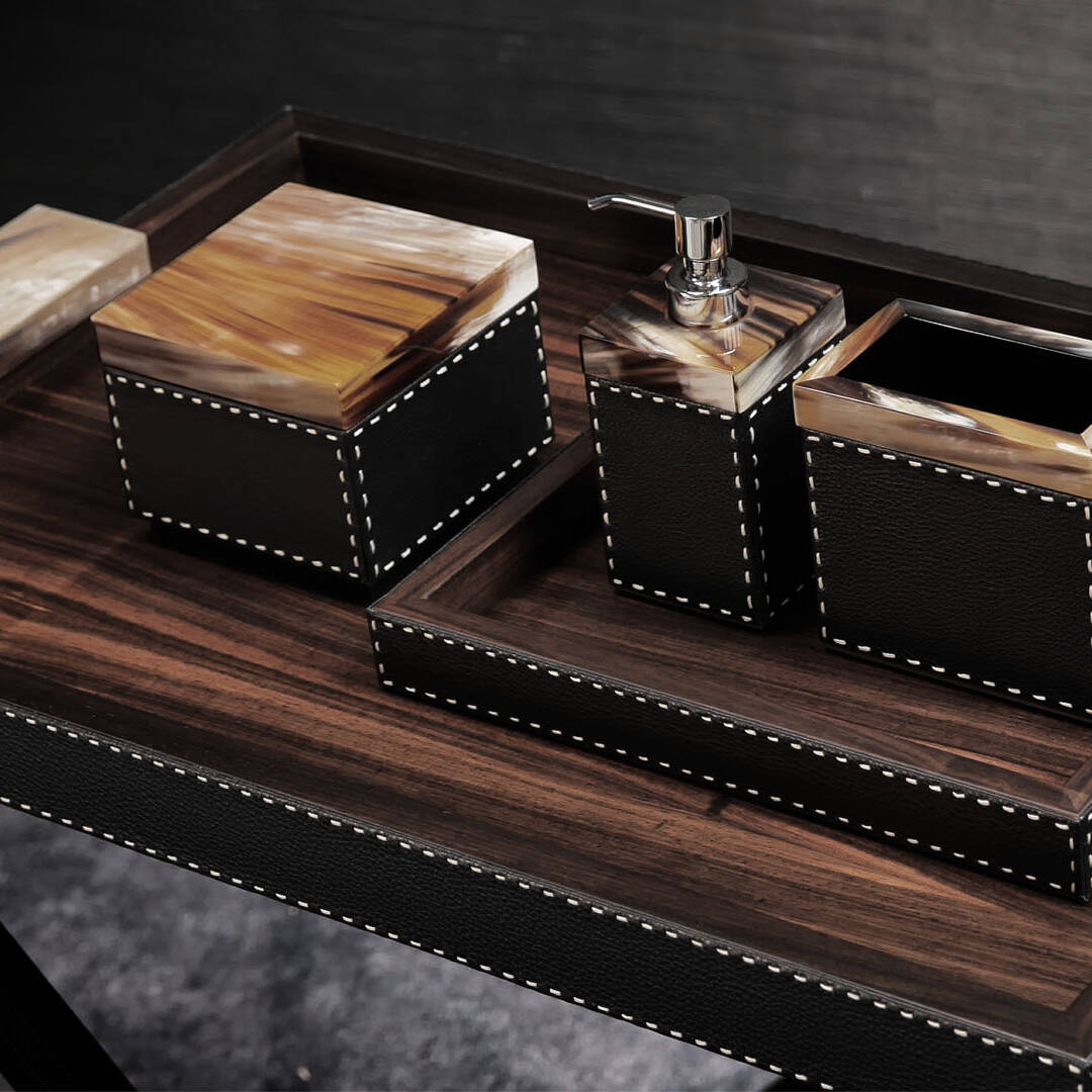 Bath accessories - Berenice bath set in horn and Onyx colour leather - ambiance cover - Arcahorn