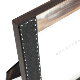 Picture frames and boxes - Dorotea picture frames in horn and Onyx colour leather mod. 4461 - detail - Arcahorn