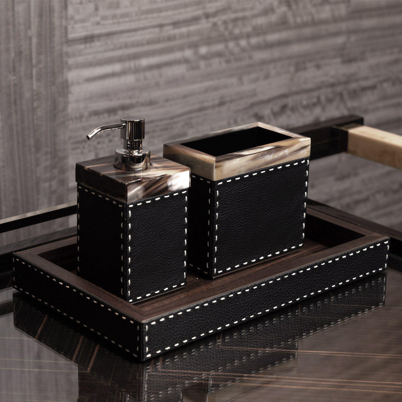 Bath sets - Berenice bath set in horn and Onyx colour leather - ambiance picture - Arcahorn
