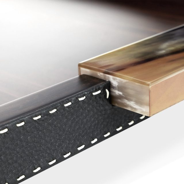 Tableware - Gioele tray in horn, Amara ebony veneer and pebbled leather, Onyx colour - detail - Arcahorn