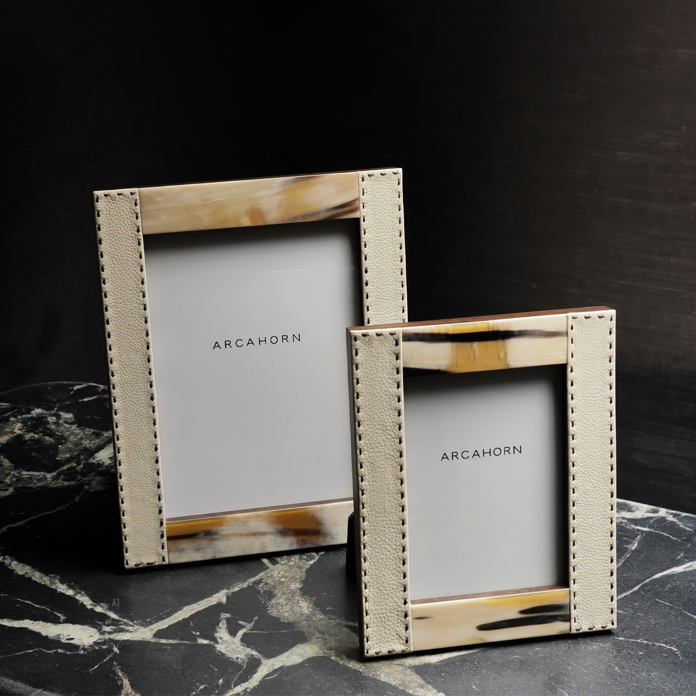 Picture frames and boxes - Dorotea picture frames in horn and Ice-cream colour leather mod. 4460, 4462 - ambiance picture - Arcahorn